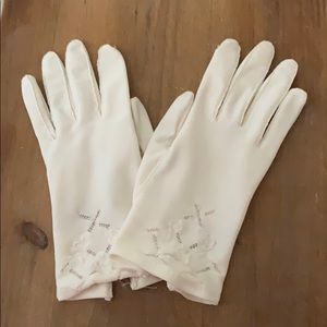 IsoToner white gloves. One size fits all.